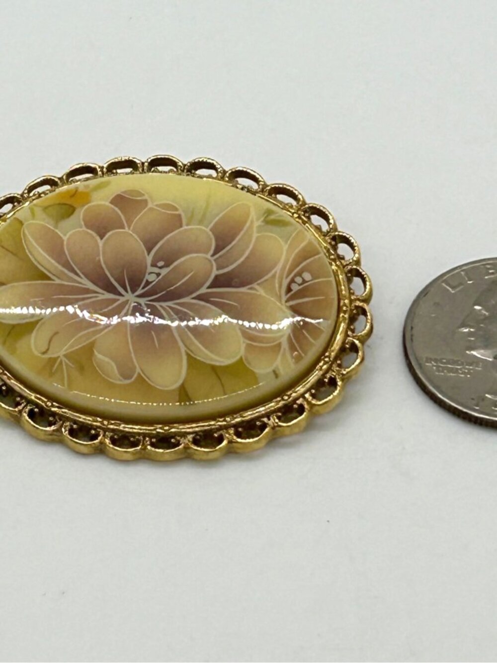 1928 Lotus Flower Brooch Oval Cameo Gold-Tone Filigree Frame Vintage Floral Desi - Picture 10 of 10